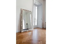 Specchiera ampia Agrip con cornice floreale in legno laccato Bianco opaco di Tonin Casa