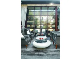 Tavolino di design Kos in polietilene con top in plexiglass di Tonin Casa