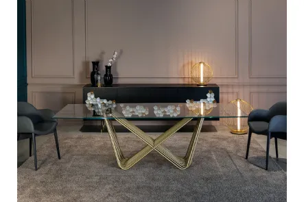 Tavolo Tenso con top in vetro e base composta da tubi in metallo intrecciati e verniciati di Tonin Casa