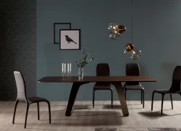Tavolo Brenta con struttura in metallo curvato e top in legno di Tonin Casa