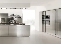 Cucina Design con isola in acciaio inox Free Steel di Euromobil