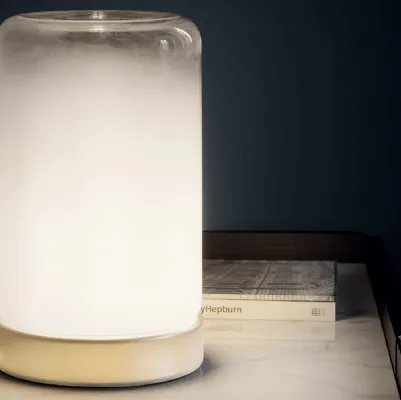 Lampada da tavolo Pop in vetro sfumato bianco con base in acciaio laccato di Bontempi