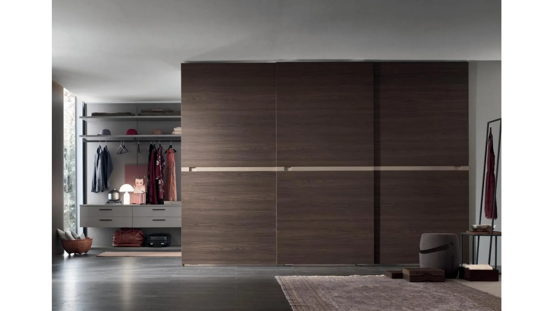 Armadio Tag in Rovere Thea con inserto in laccato nichel opaco di Maronese Acf