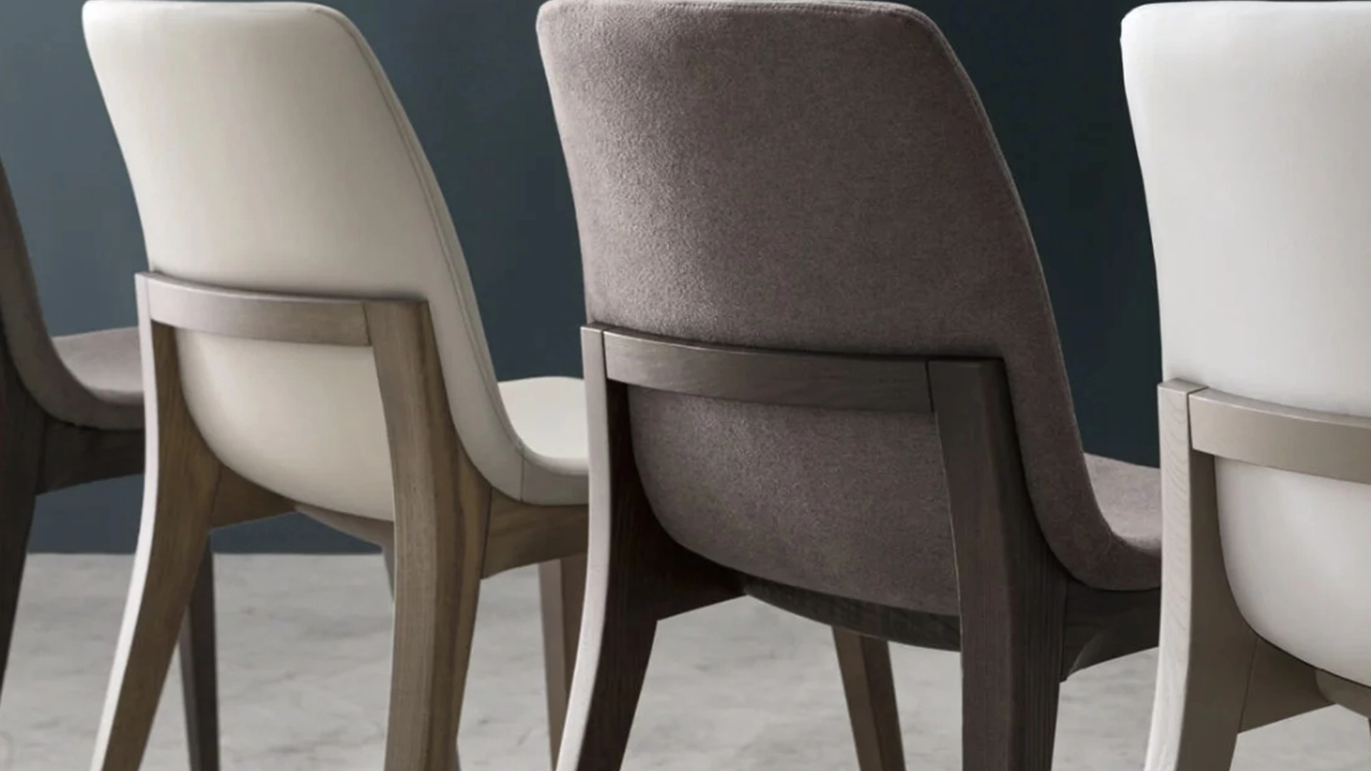 Sedia Opera in tessuto o ecopelle e frassino di Maronese