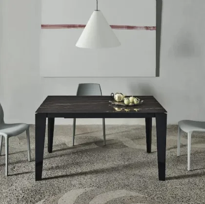 Tavolo allungabile Cruz XXL con top in SuperMarmo e base in acciaio laccato di Bontempi