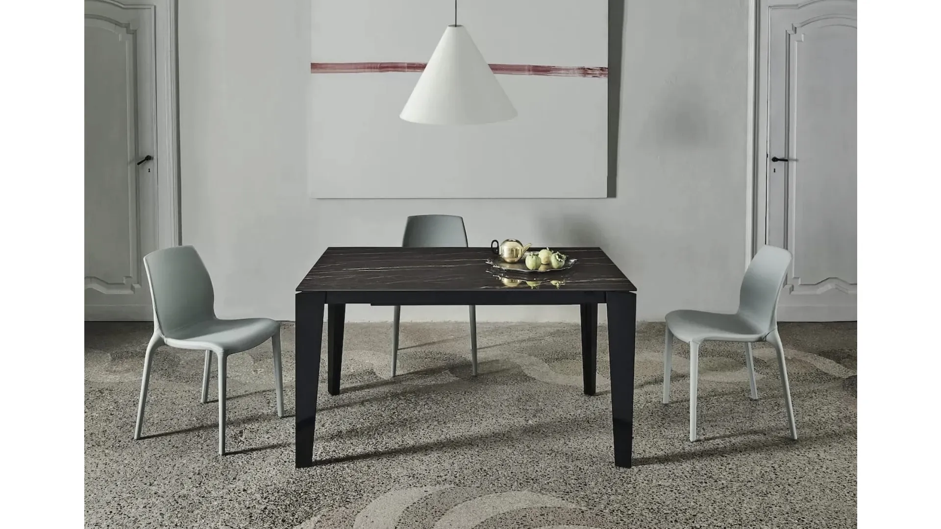 Tavolo allungabile Cruz XXL con top in SuperMarmo e base in acciaio laccato di Bontempi