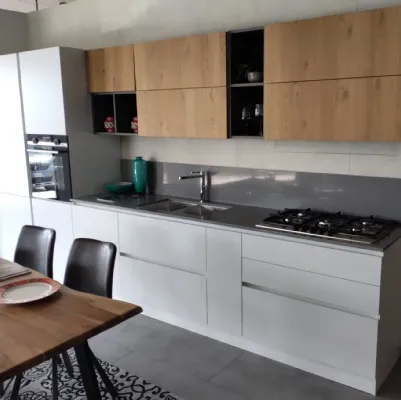 Cucina laccata bianca e legno rovere naturale