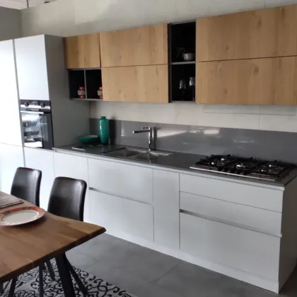 Cucina laccata bianca e legno rovere naturale