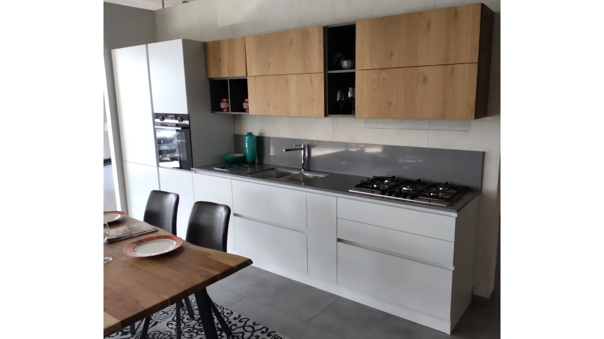 Cucina laccata bianca e legno rovere naturale