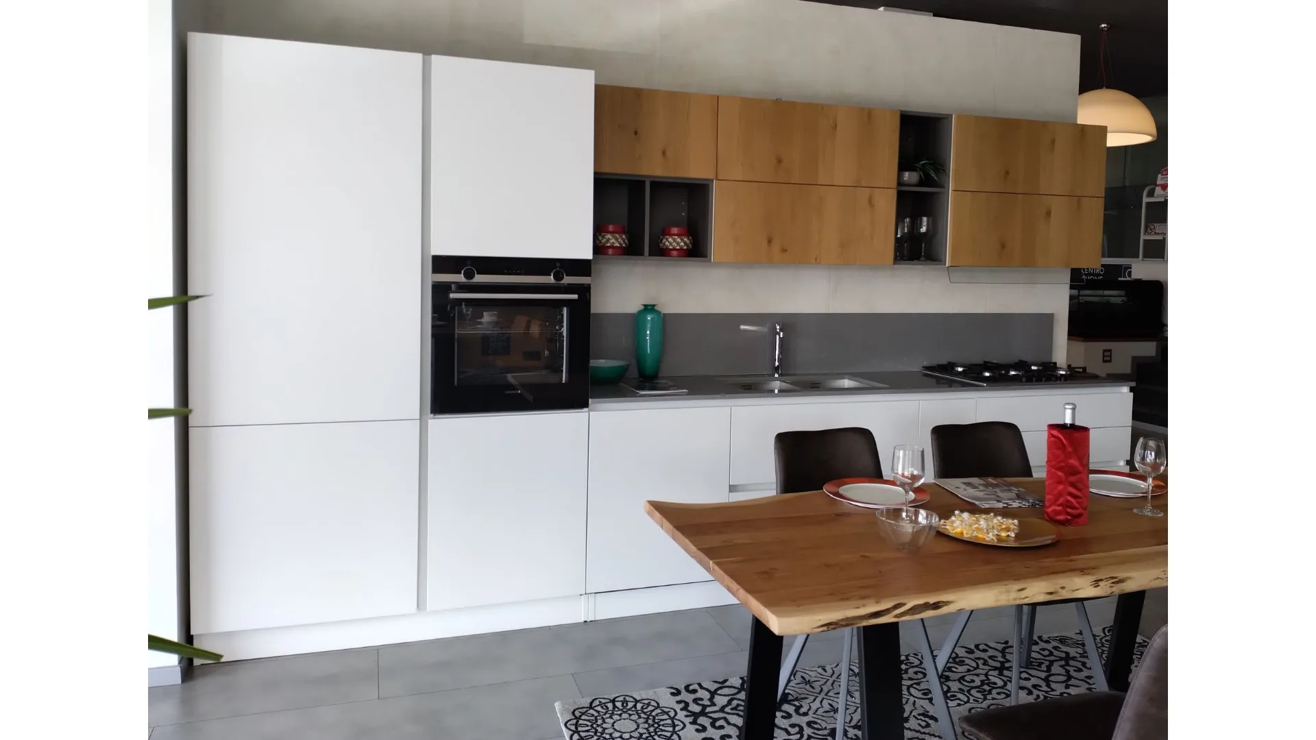Cucina laccata bianca e legno rovere naturale