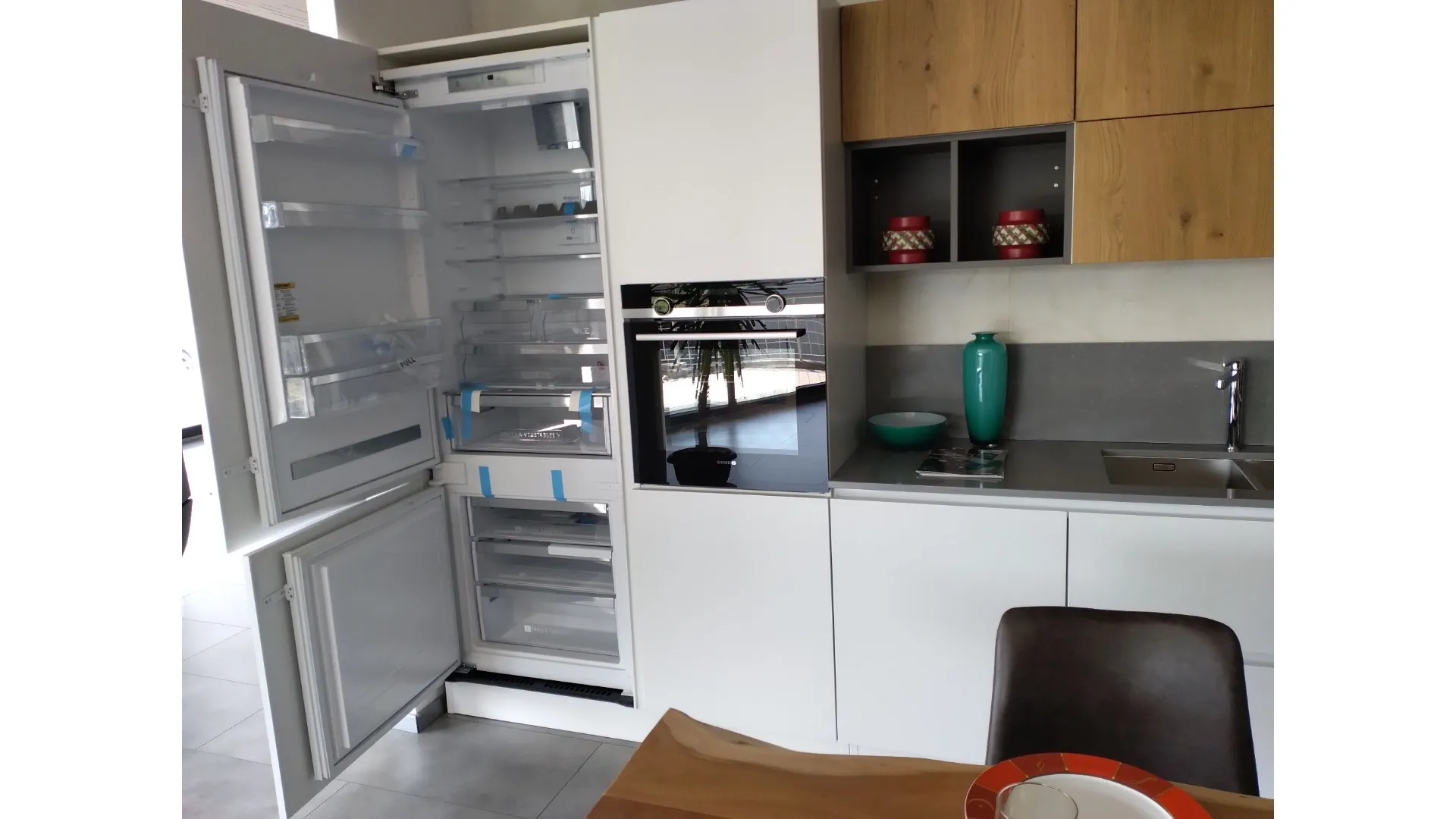 Cucina laccata bianca e legno rovere naturale