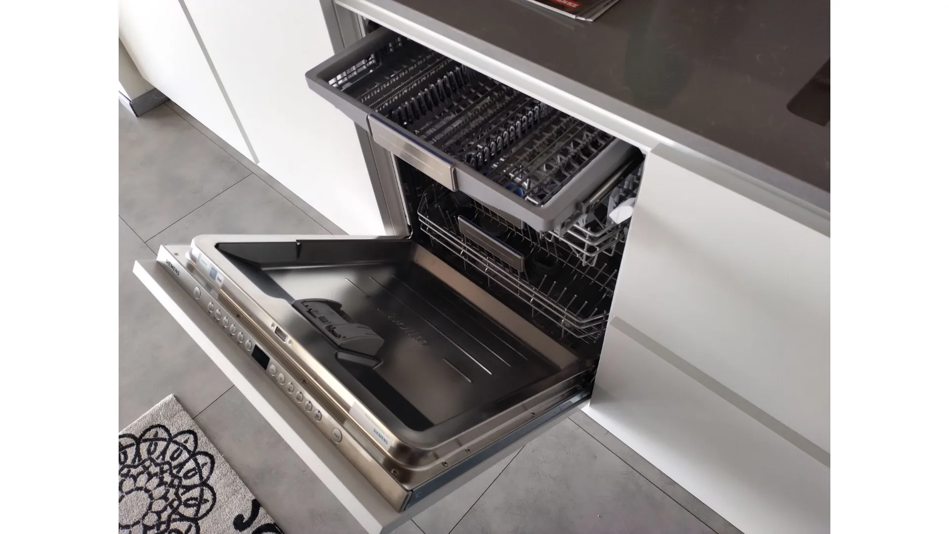 Cucina laccata bianca e legno rovere naturale