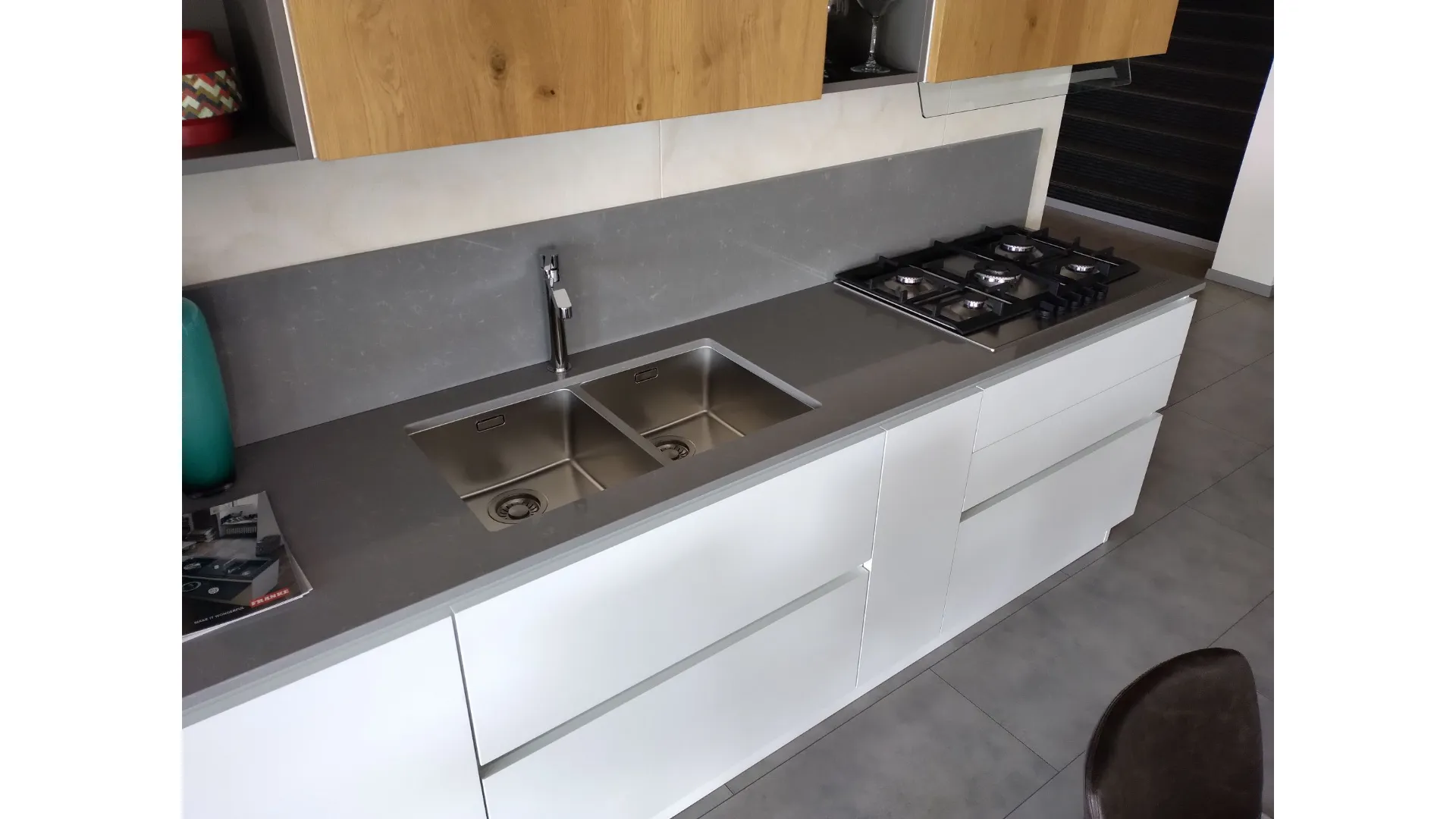Cucina laccata bianca e legno rovere naturale