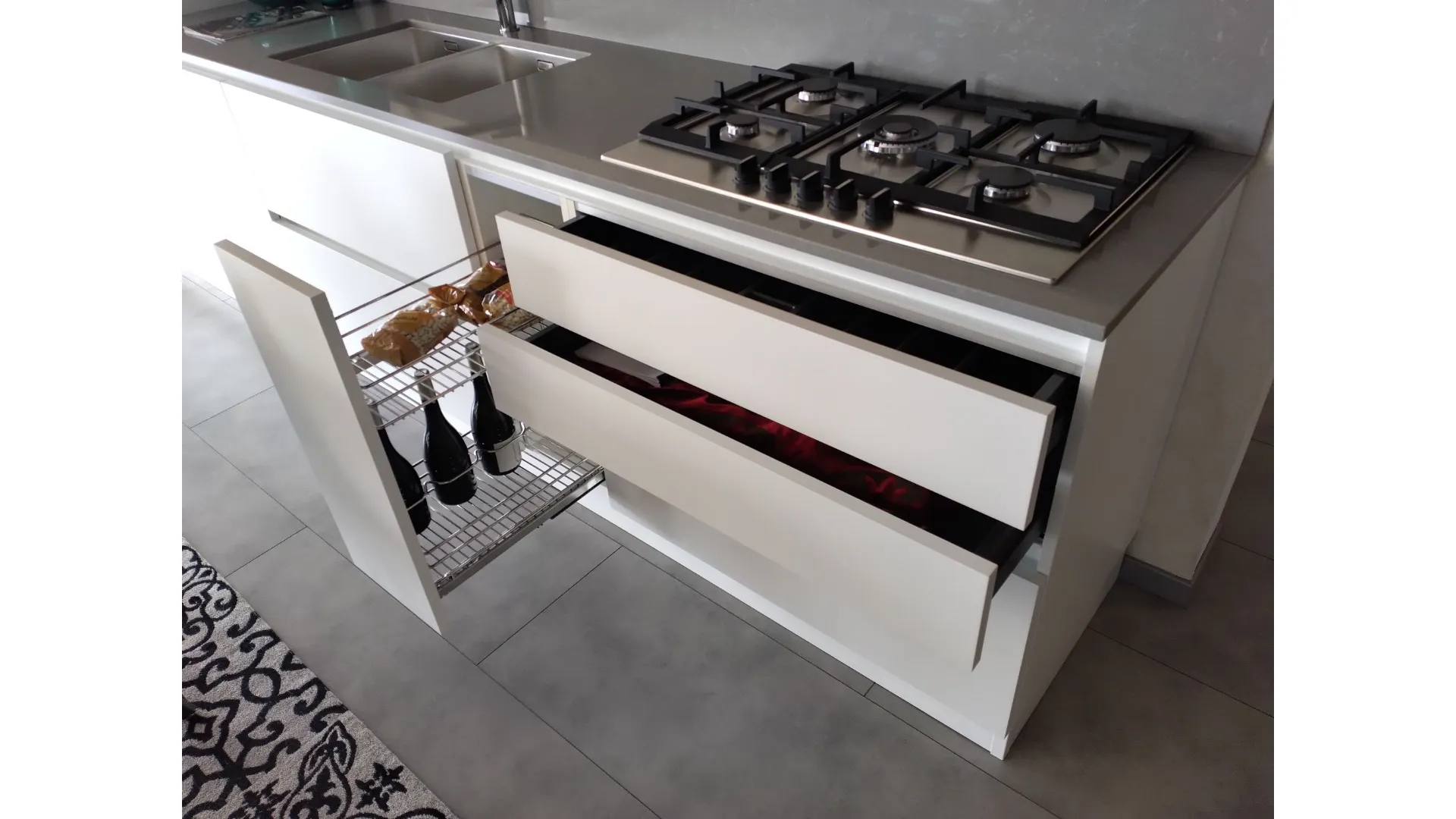 Cucina laccata bianca e legno rovere naturale