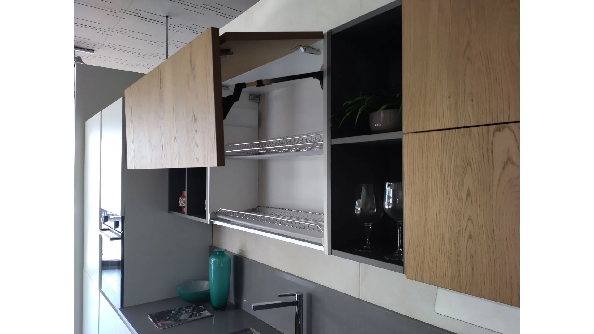 Cucina laccata bianca e legno rovere naturale