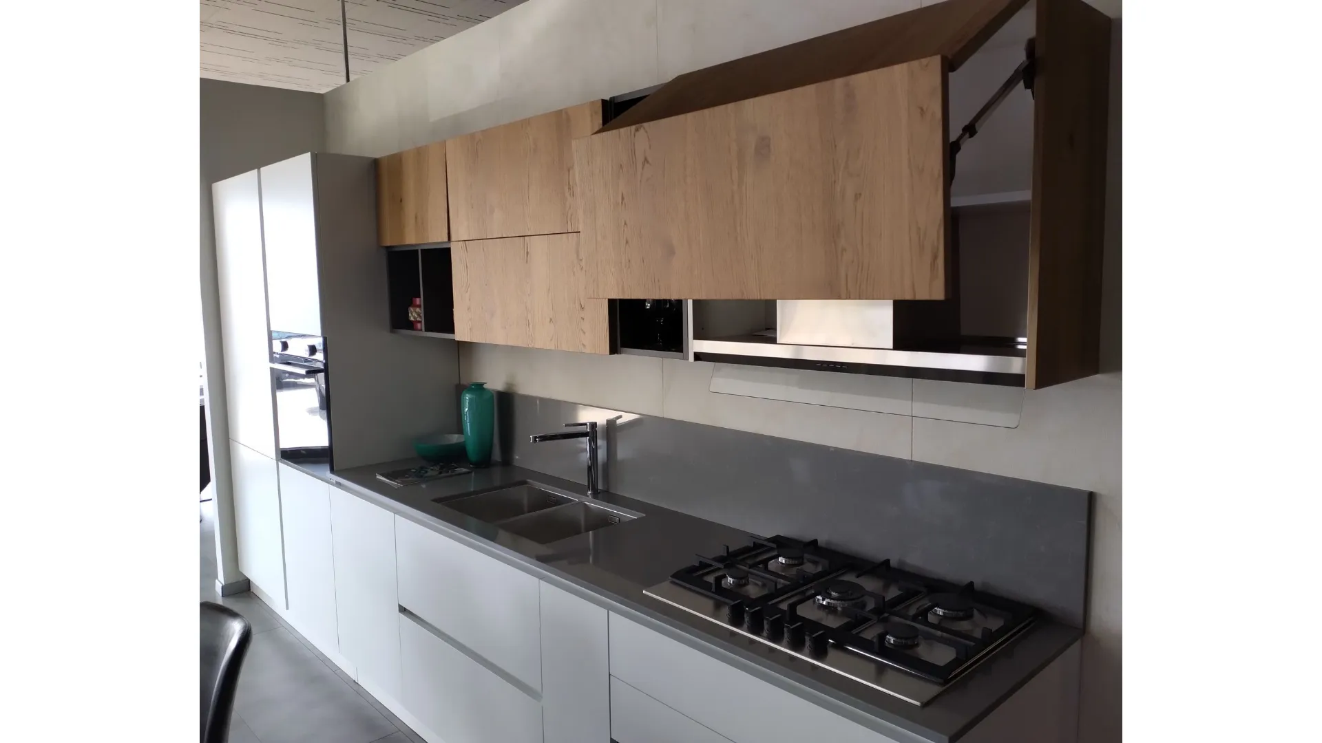 Cucina laccata bianca e legno rovere naturale