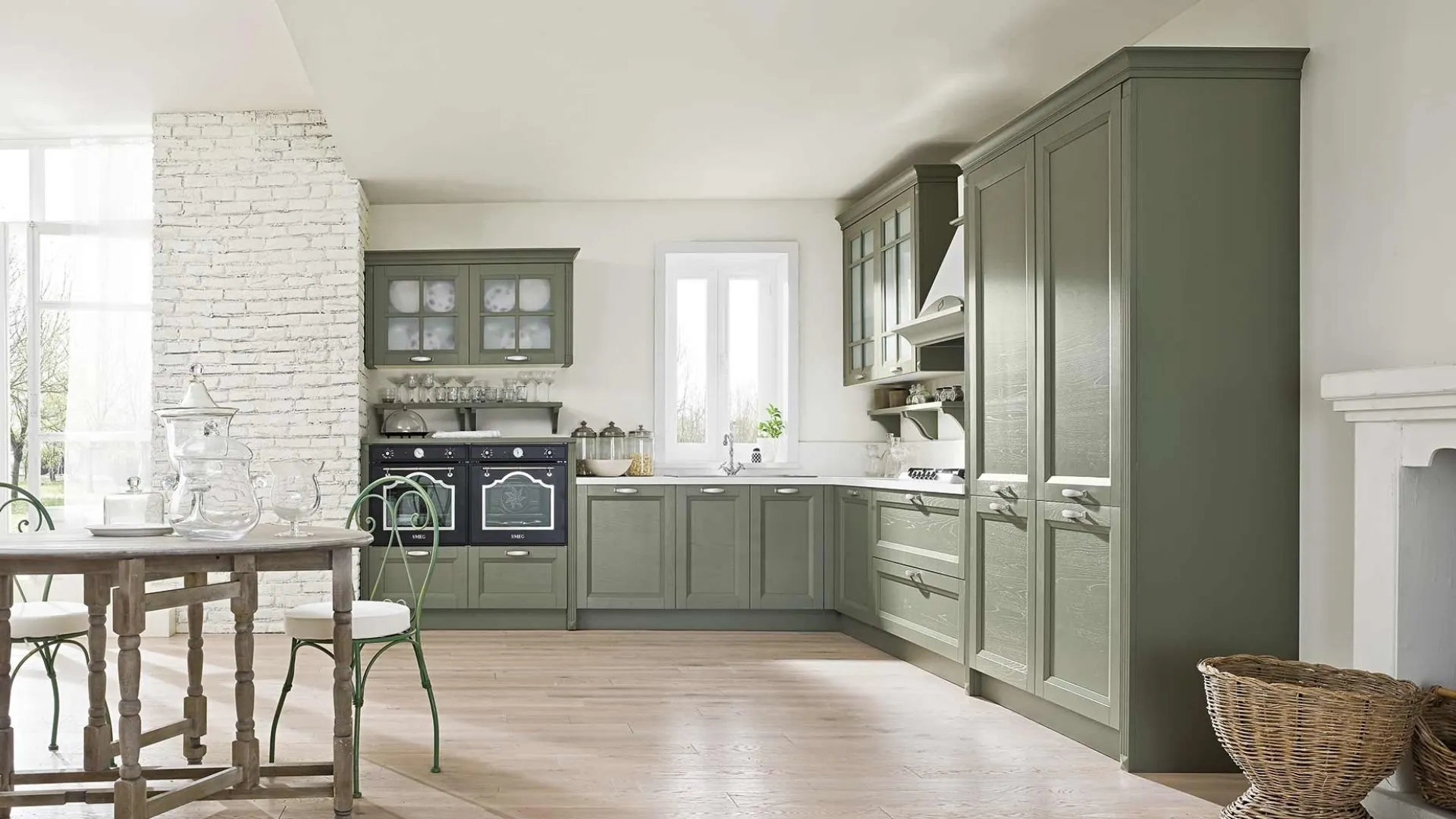 Cucina Classica Country 02 in frassino laccato a poro aperto finitura Grigio Muschio di GM Cucine