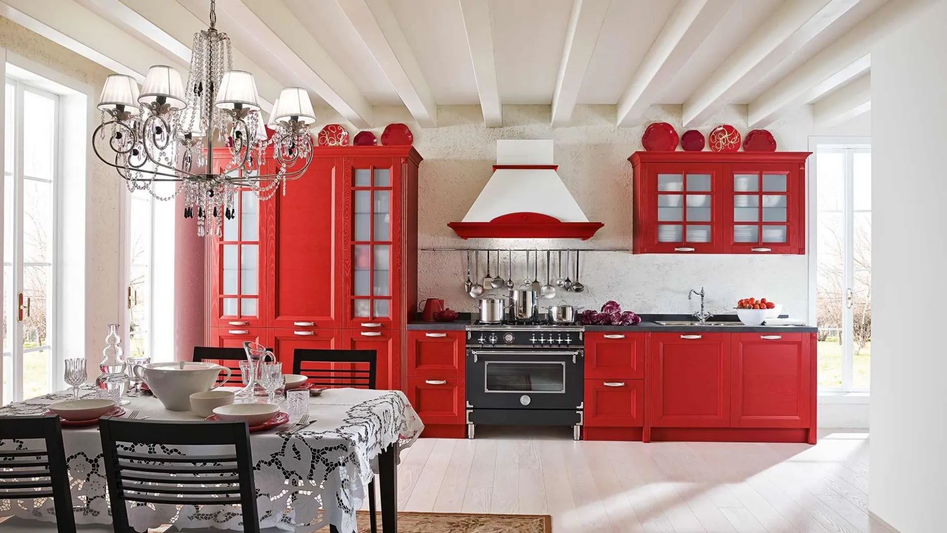 Cucina Classica lineare Country 03 in legno laccato a poro aperto finitura Rossa di GM Cucine