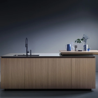 Cucina Design con isola Antis Project 10 in Rovere sabbiato naturale e top in acciaio inox di Euromobil