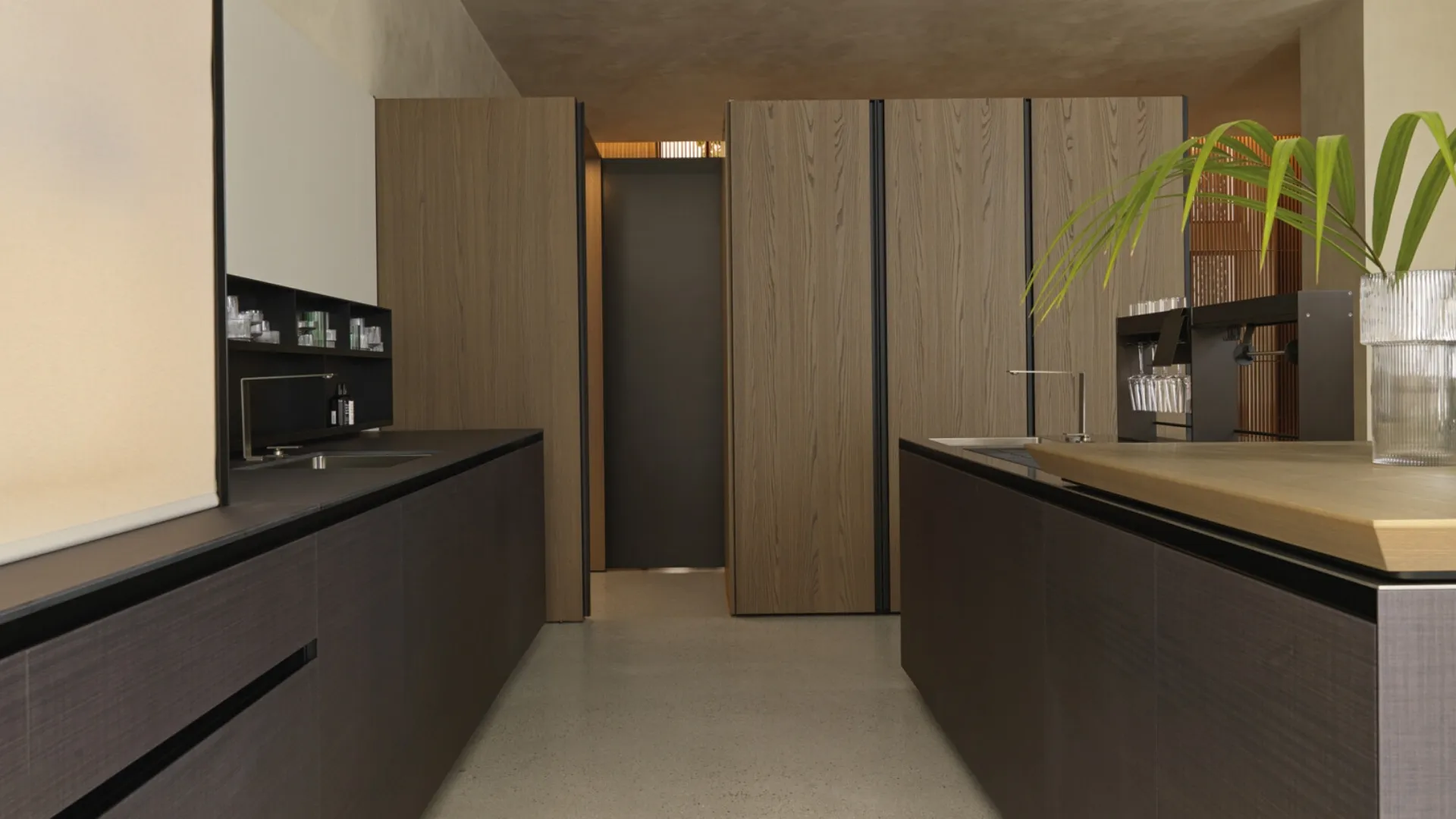 Cucina Design con isola Antis Project 6 in laccato satin di Euromobil