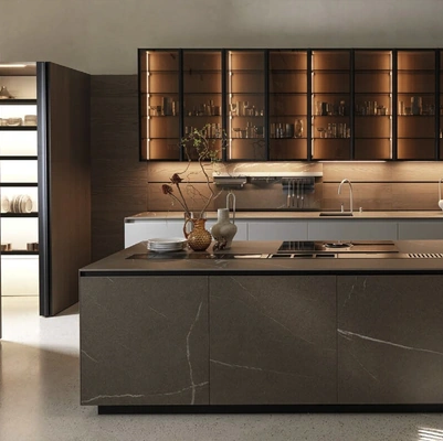Cucina Design con isola Antis Project 9 in laccato Super Matt Fango e gres di Euromobil