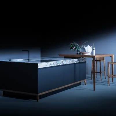 Cucina Design con isola in laminato Fenix con top in pietra naturale marmo e penisola in legno di Olmo naturale Sei Project 3 di Euromobil