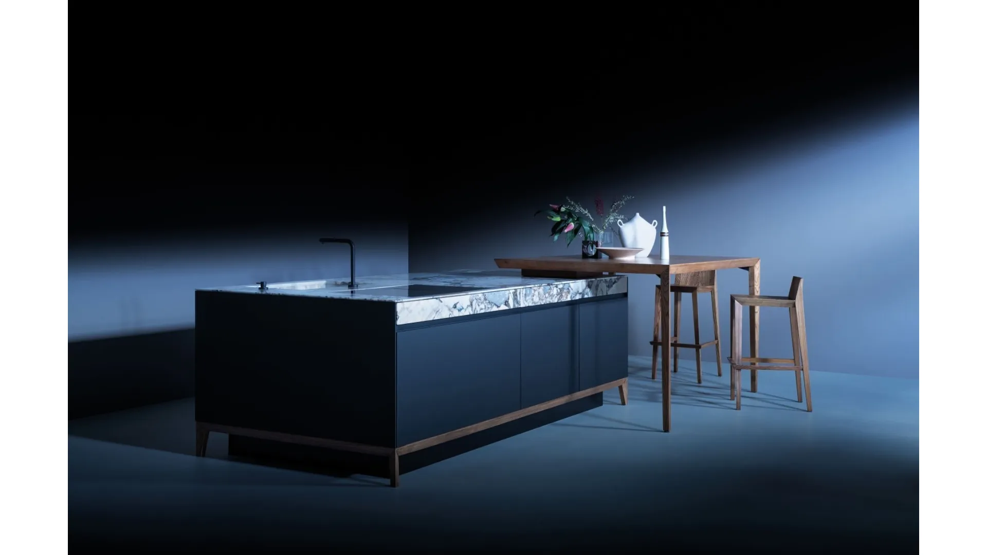 Cucina Design con isola in laminato Fenix con top in pietra naturale marmo e penisola in legno di Olmo naturale Sei Project 3 di Euromobil