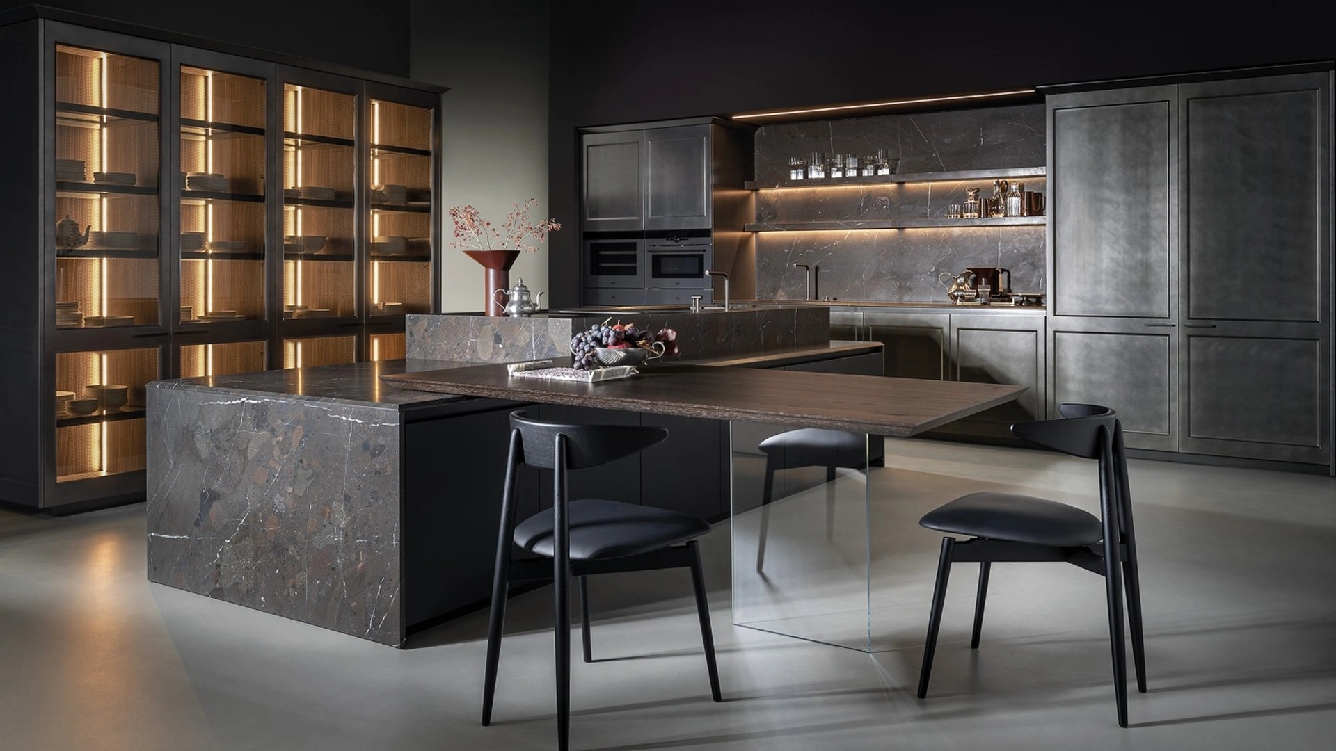 Cucina Design con isola Filò Project 1 in laccato Fusion Ossidato di Euromobil