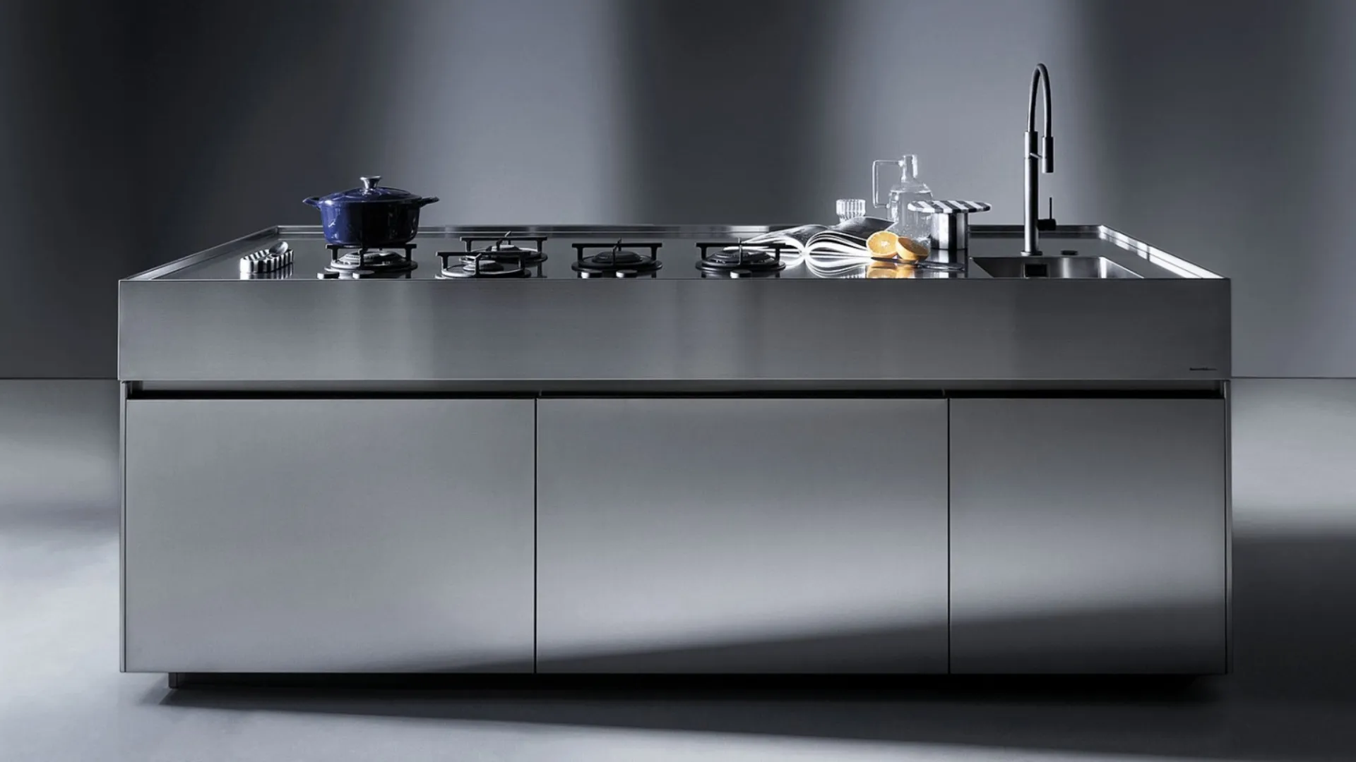 Cucina Design con isola in acciaio inox Free Steel di Euromobil