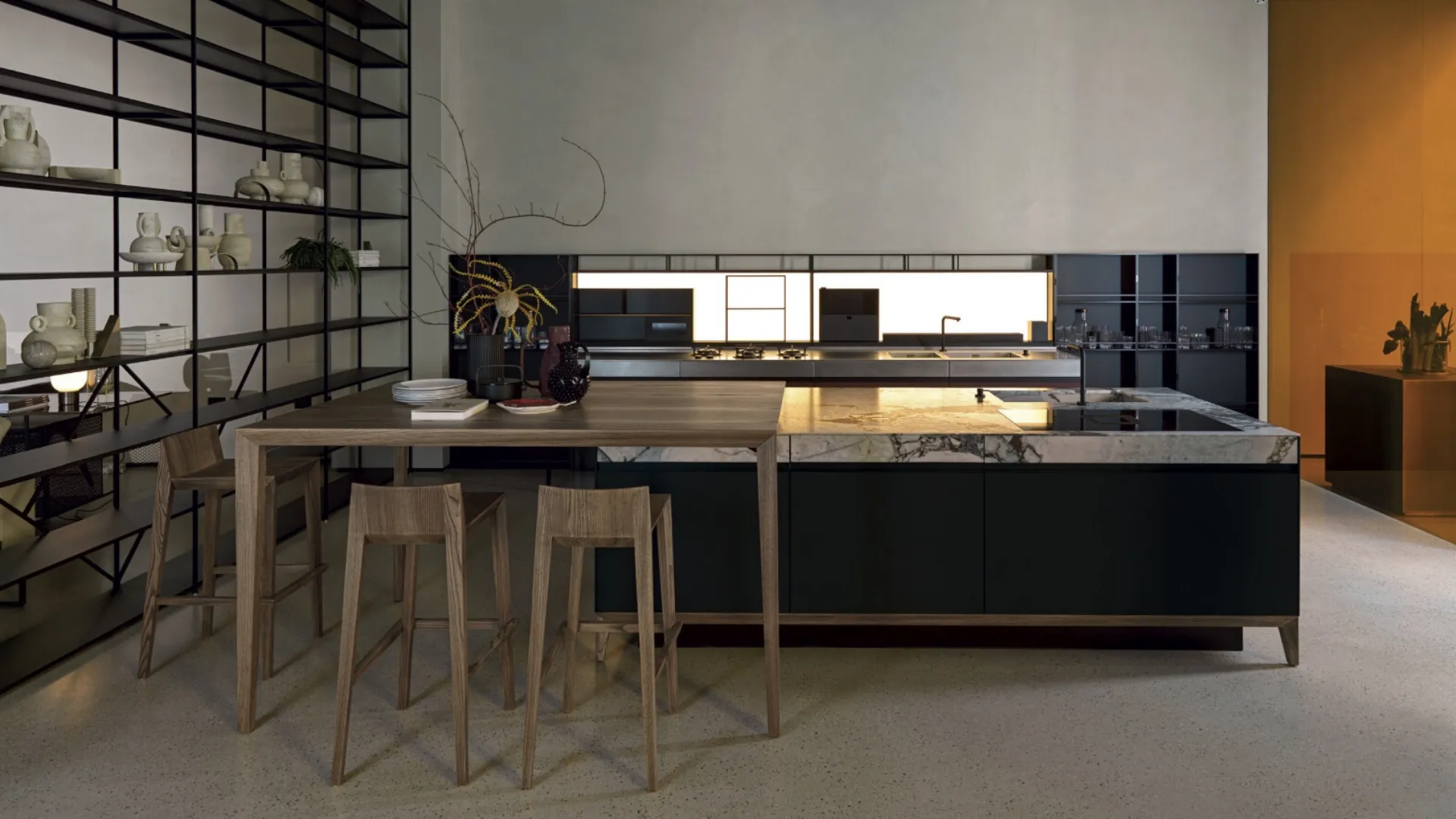 Cucina Design con isola Sei Project 5 in laminato Fenix e top in pietra naturale marmo di Euromobil