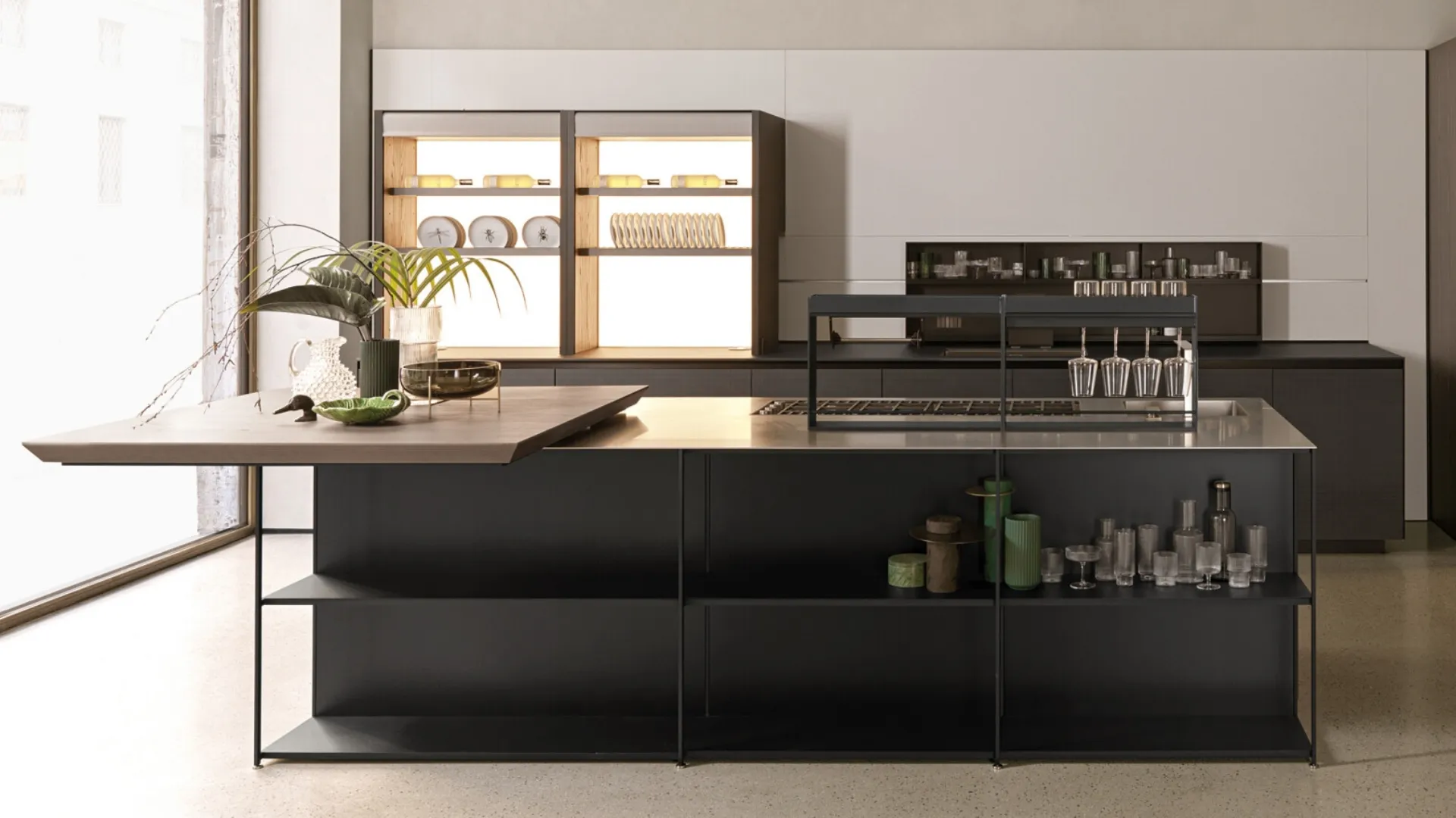 Cucina Design con isola Telero Project 5 in vetro dekor e metallo di Euromobil