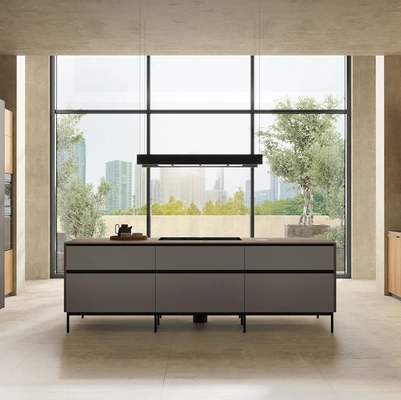 Cucina Moderna con isola Bera 09 in rovere e laccato di Lube