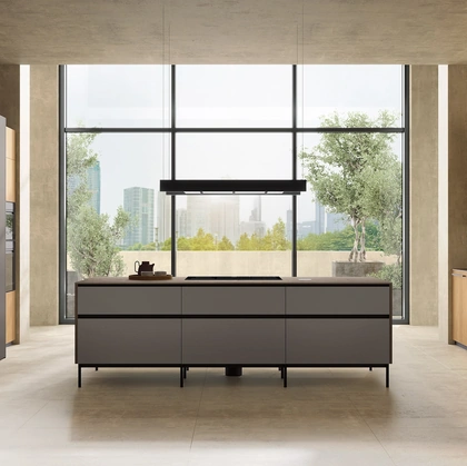 Cucina Moderna con isola Bera 09 in rovere e laccato di Lube