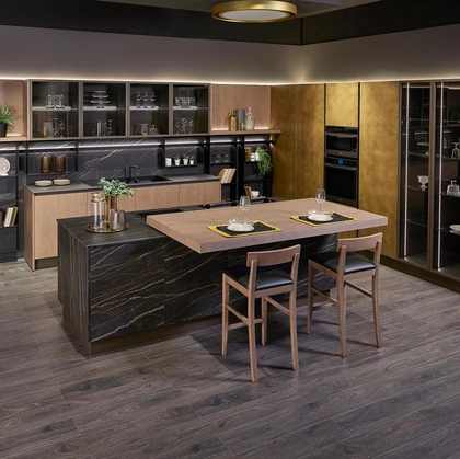 Cucina Moderna con isola Clover Design 07 in rovere, ottone ossidato e gres di Lube