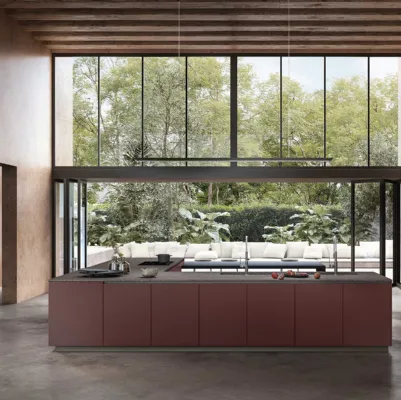 Cucina Moderna con isola Ventidue & XL 03 in Fenix Rosso Jaipur e Blu Fes di GM Cucine
