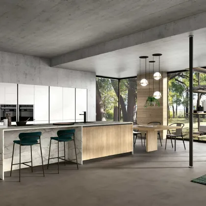 Cucina Moderna con isola Ventidue & XL 11 in materico Rovere Slavonia e laccato Bianco opaco di GM Cucine