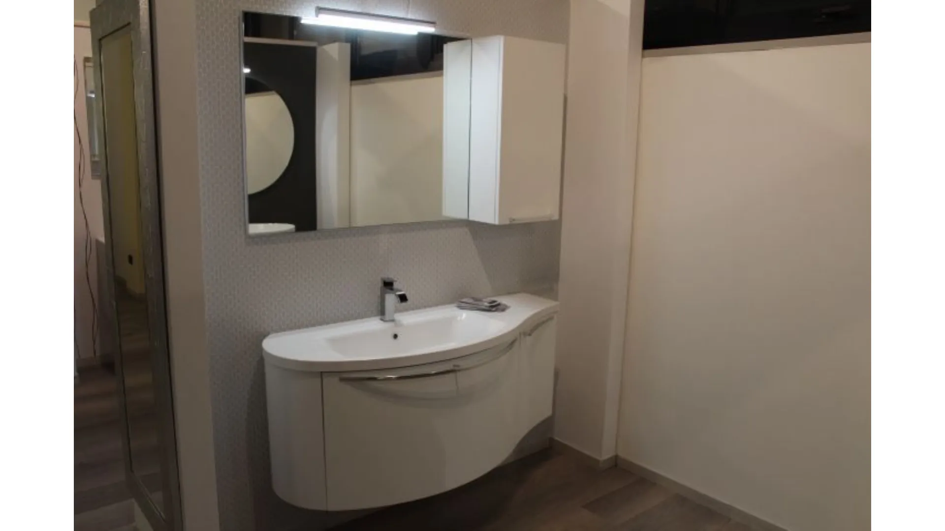 Mobile bagno curvo