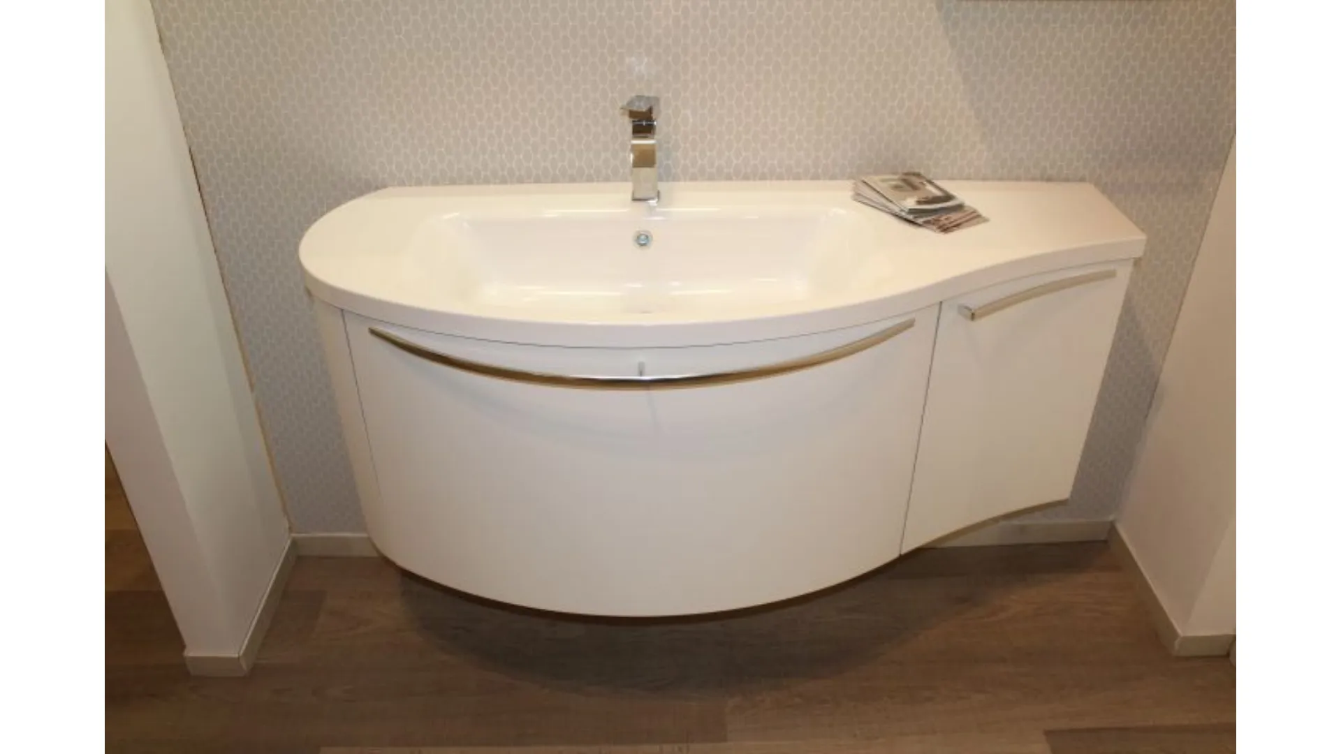 Mobile bagno curvo