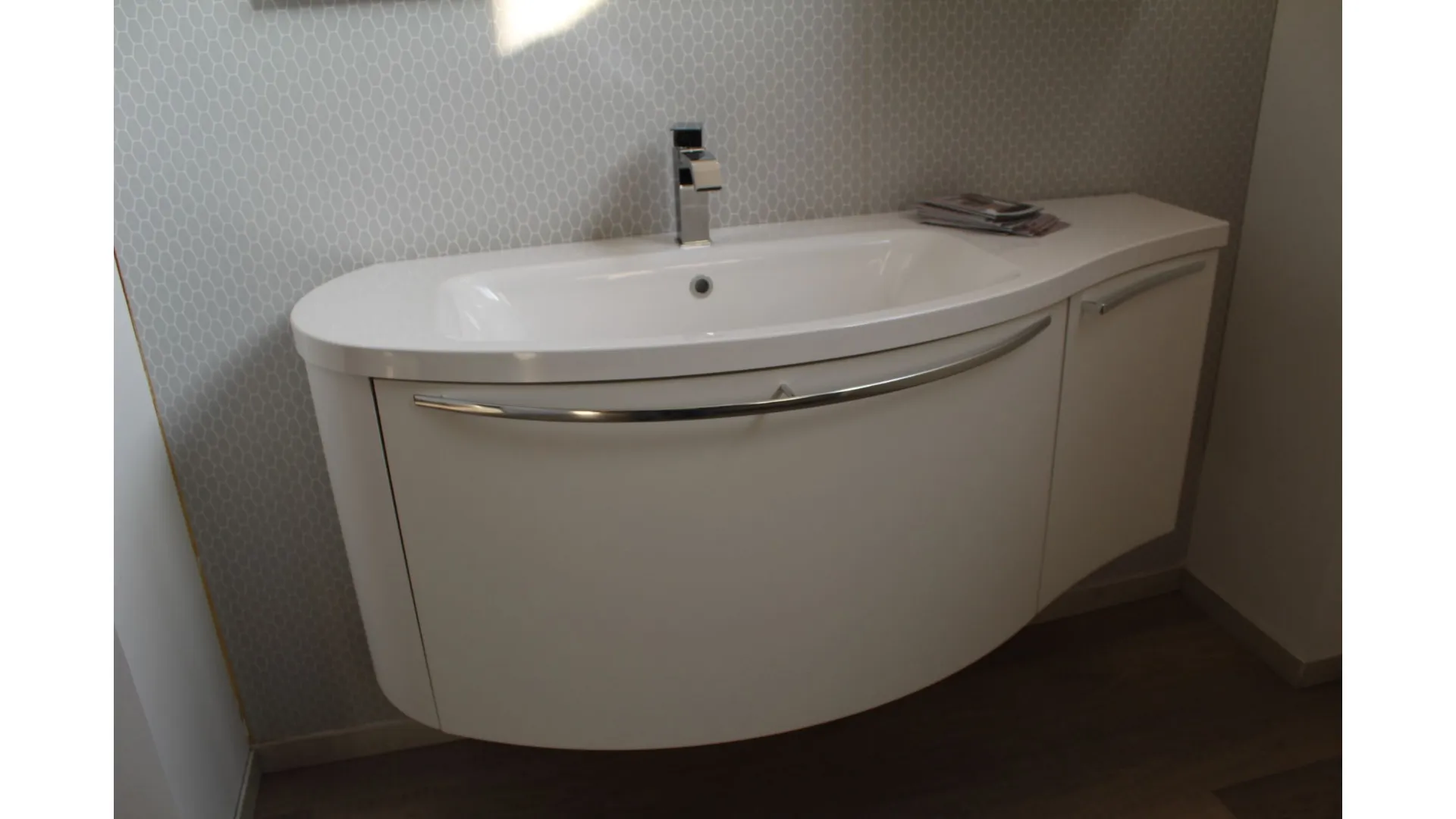 Mobile bagno curvo