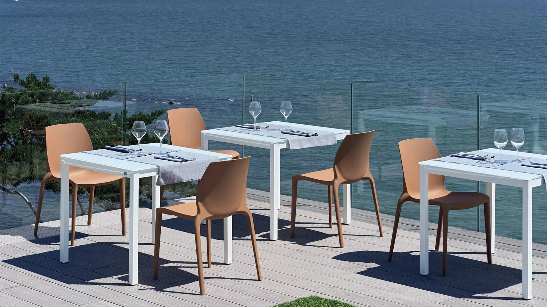 Tavolo Diesis Outdoor con top in vetro di Bontempi
