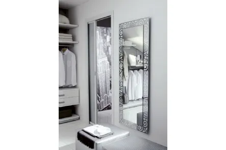 Specchio in vetro bianco con bordo in lamiera traforata cromata Carlos di Unico Italia