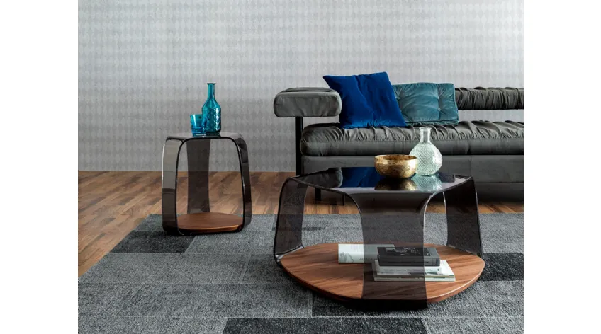 Tavolino di design in vetro fumè curvato con base in legno Noce Canaletto Chakra di Tonin Casa
