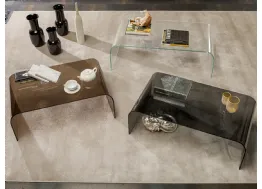 Tavolino Classic in vetro curvato in finitura extrachiaro, bronzo o fumè di Tonin Casa