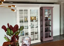 Mobile Contenitore English in legno massello di Rovere laccato con ante in vetro di Devina Nais