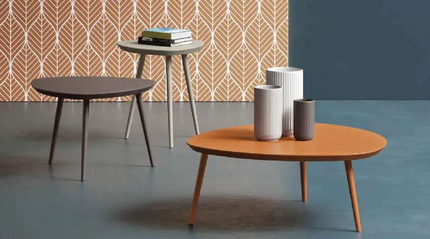 Tavolino con top in MDF di forma triangolare con angoli arrotondati e struttura in legno Gocce di Doimo Salotti