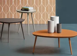 Tavolino con top in MDF pantografato di forma triangolare con angoli arrotondati e struttura in legno Gocce di Doimo Salotti