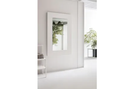 Specchio Dolcevita con cornice in legno laccato poro aperto bianco gesso di Tomasella