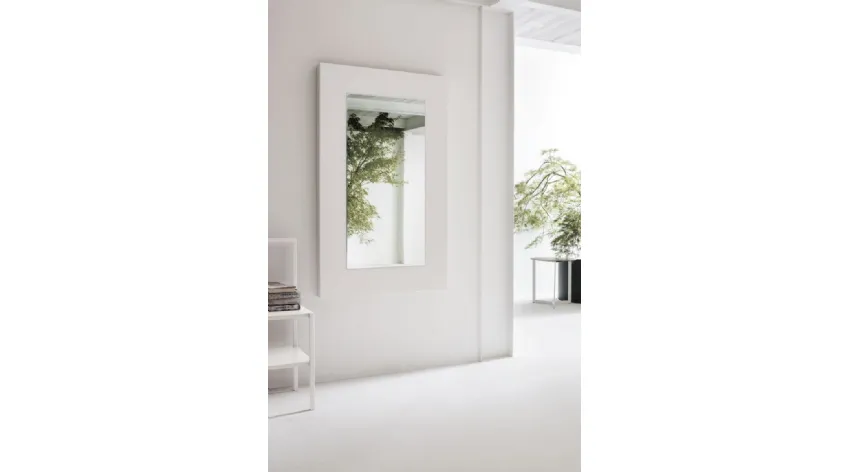 Specchio Dolcevita con cornice in legno laccato poro aperto bianco gesso di Tomasella