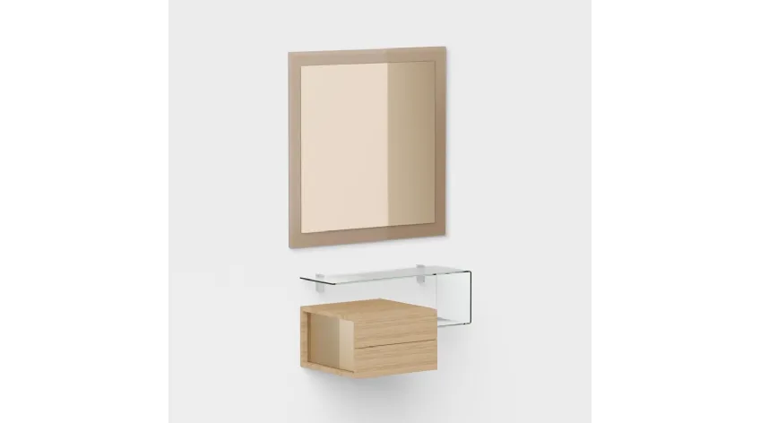 Specchio da parete con cornice in vetro trasparente bronzo abbinato allo stesso tono dello specchio con mensola in vetro e piccolo contenitore in laminato Due di Pezzani