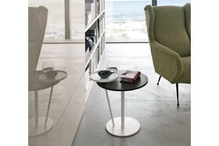 Tavolino Eclisse in materico rovere carbone e laccato opaco bianco gesso di Tomasella
